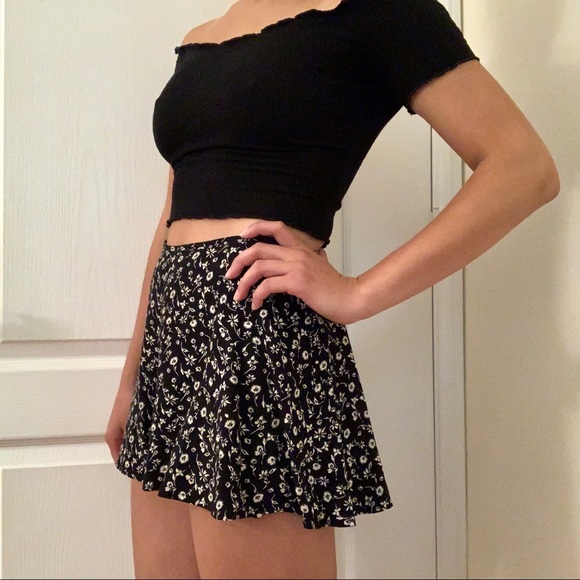 Urban Outfitters Black & White Micro-Floral Shorts - Picture 2 of 5